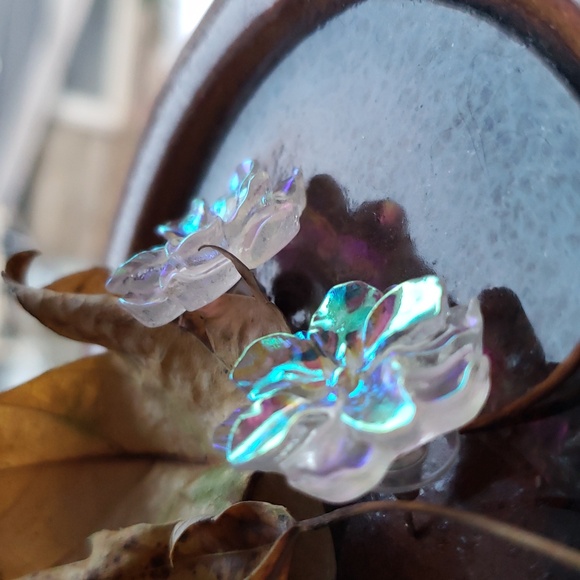 Women's Irridescent Camellia Flower Stud Earrings. NWT - Picture 7 of 13